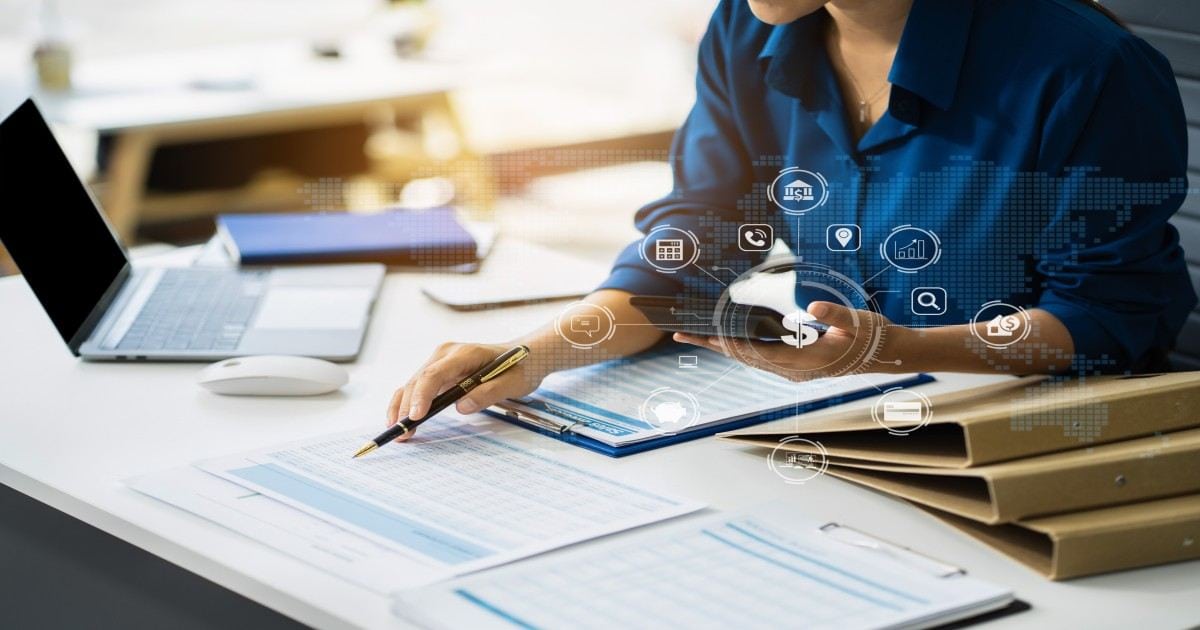 hand-business-woman-doing-finances-and-calculate